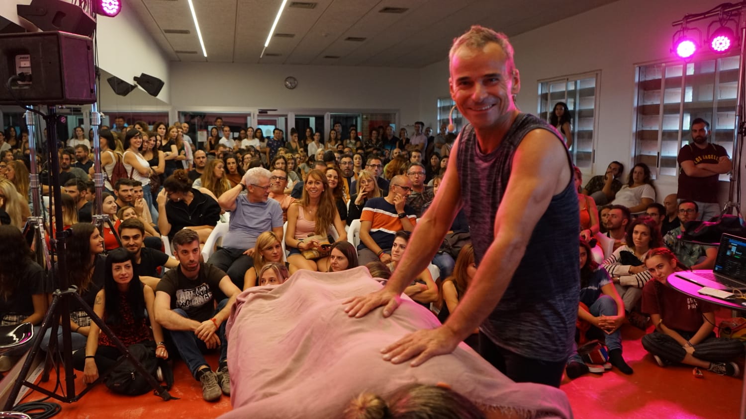 Sesión de demostración masaje erótico.
