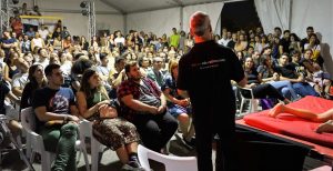 En las sesiones de Sex Coaching con sexo en el escenario hablo con el público, para explicar qué es lo que hacemos. por qué lo hacemos y cómo lo hacemos. Sin embargo, lo más importante es ver lo que hacen. Sabemos que una imagen es mejor que mil palabras. La experiencia completa es mejor que mil imágenes. Fotos del Salón Erótico de Barcelona